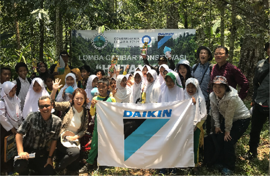 住民とボランティアの人々の画像