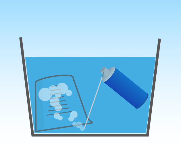 空気を入れたスプレー缶を水そうのなかにしずめて、さかさまの計量カップの中に空気を入れていく